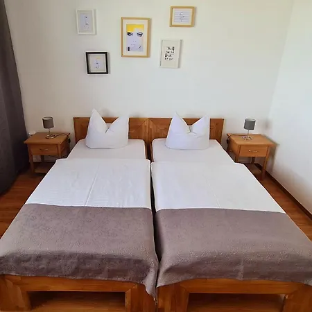 Πανσιόν Horn Gaestehaus *